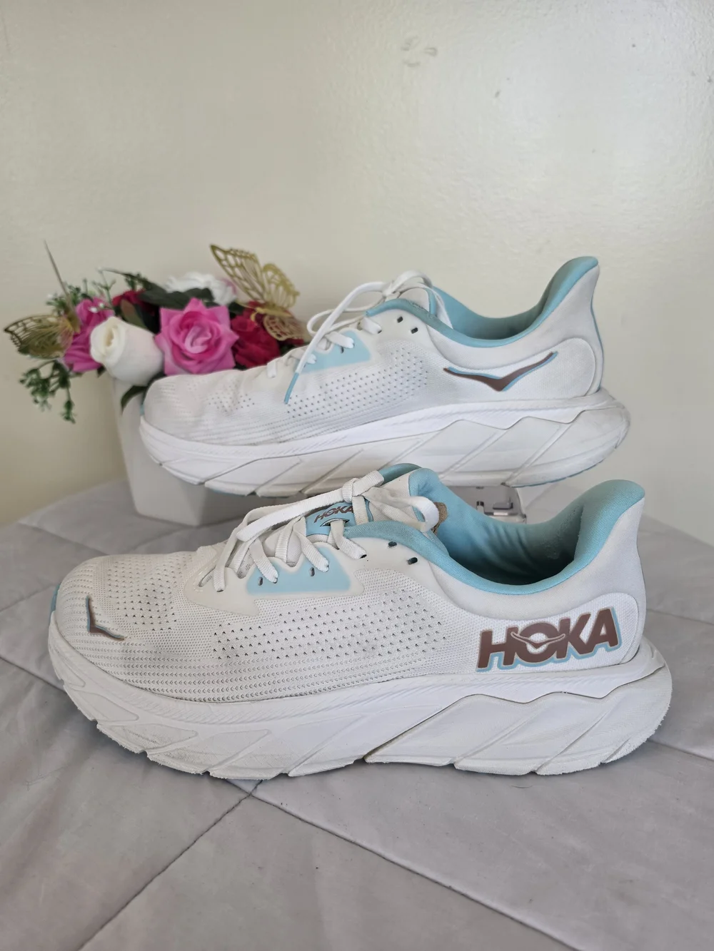 Hoka Arahi 7 Women's White & Light Blue Plush Running Shoes Size 11B